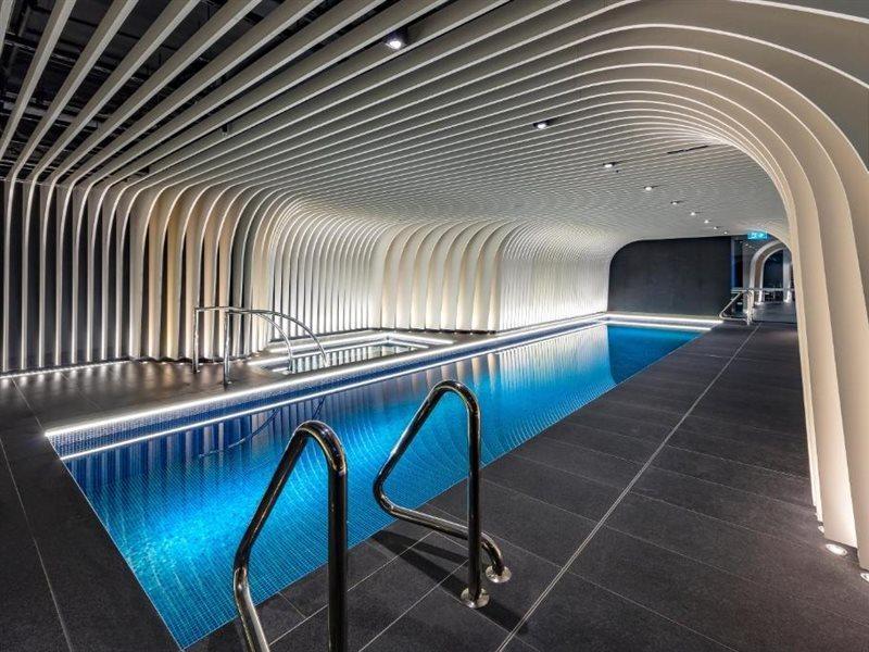 Skye Suites Sydney Ngoại thất bức ảnh The pool at the 2018-opened The Standard, East Village