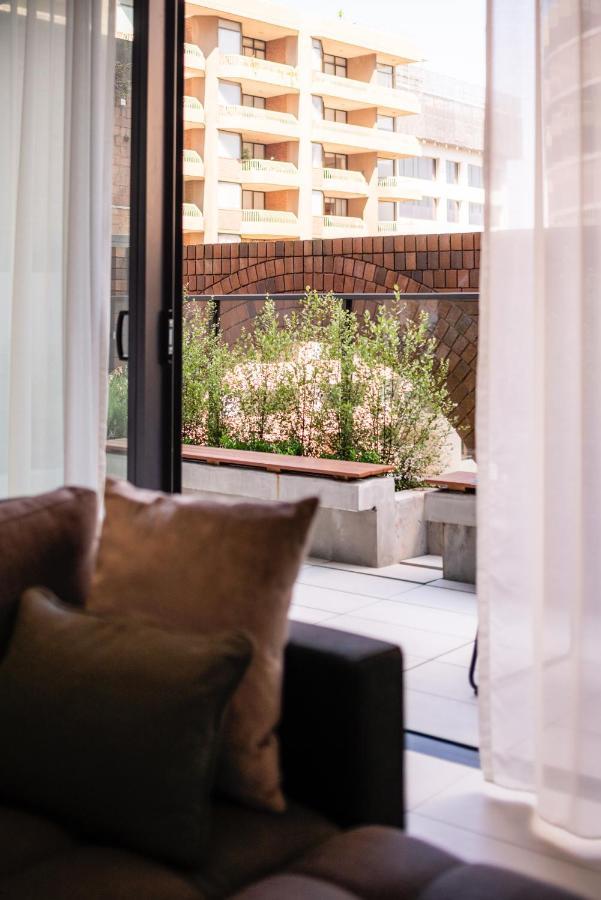 Skye Suites Sydney Ngoại thất bức ảnh A view of the garden from the living room